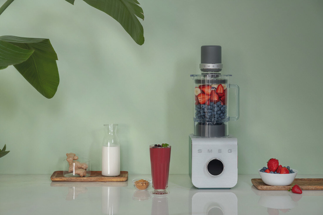 SMEG BLC01BLMEU Блендер-глечик (високошвидкісний) Максимальна кількість функцій П'ять автоматичних програм Щоденне приготування їжі Легкий режим смузі Зелений смузі Заморожений десерт Подрібнення льоду або автоматичне очищення Регулювання налаштувань типу інгредієнтів