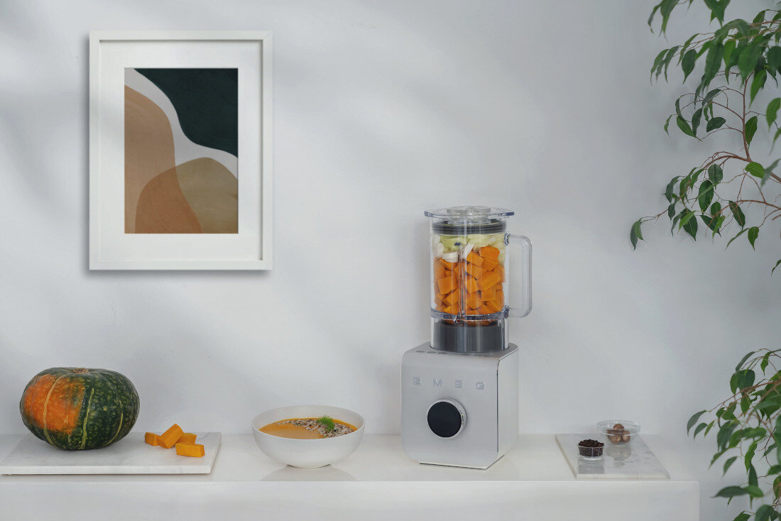 SMEG BLC01BLMEU Блендер-глечик (високошвидкісний) Адаптований до ваших потреб Функція імпульсного подрібнення 9 рівнів швидкості Контроль консистенції страви Можливість приготування здорових страв